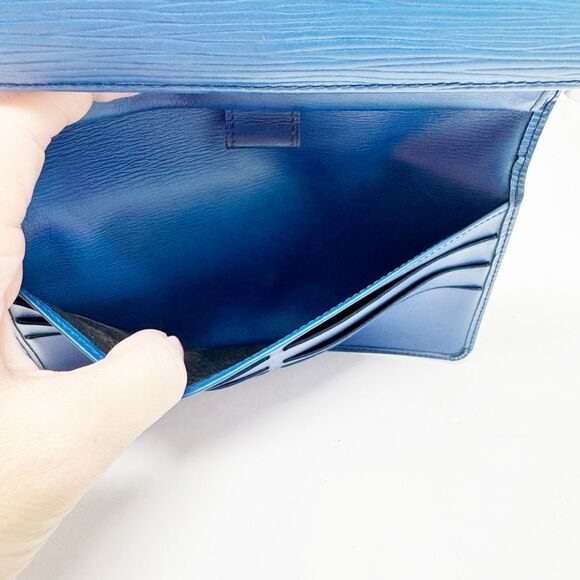 LOUIS VUITTON | Blue Epi Leather International Long Wallet - Picture 7 of 7
